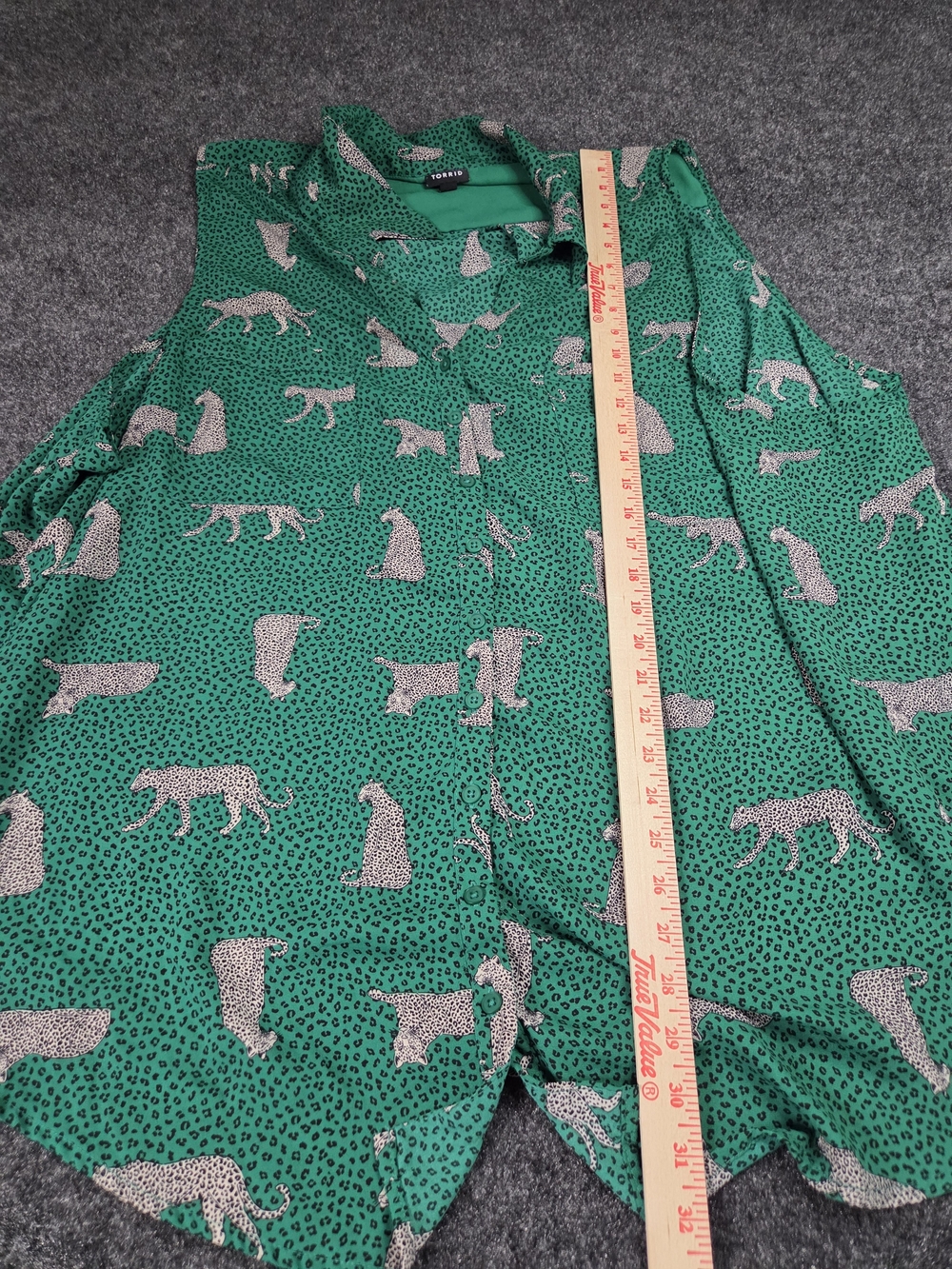 Torrid Womens 6 6X Green Leopard Animal Print Sleeveless Button Front Blouse